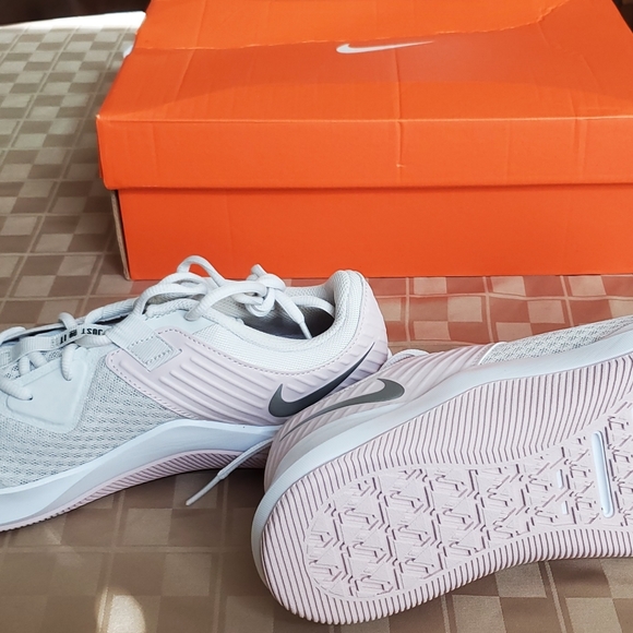 Women's Nike sneakers size 10 - Picture 2 of 9